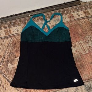 Alo Yoga flattering/slimming razorback tank with mesh bra details